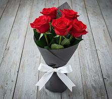 Букет 5 Красных роз Эдлесс Лав в Рождествено