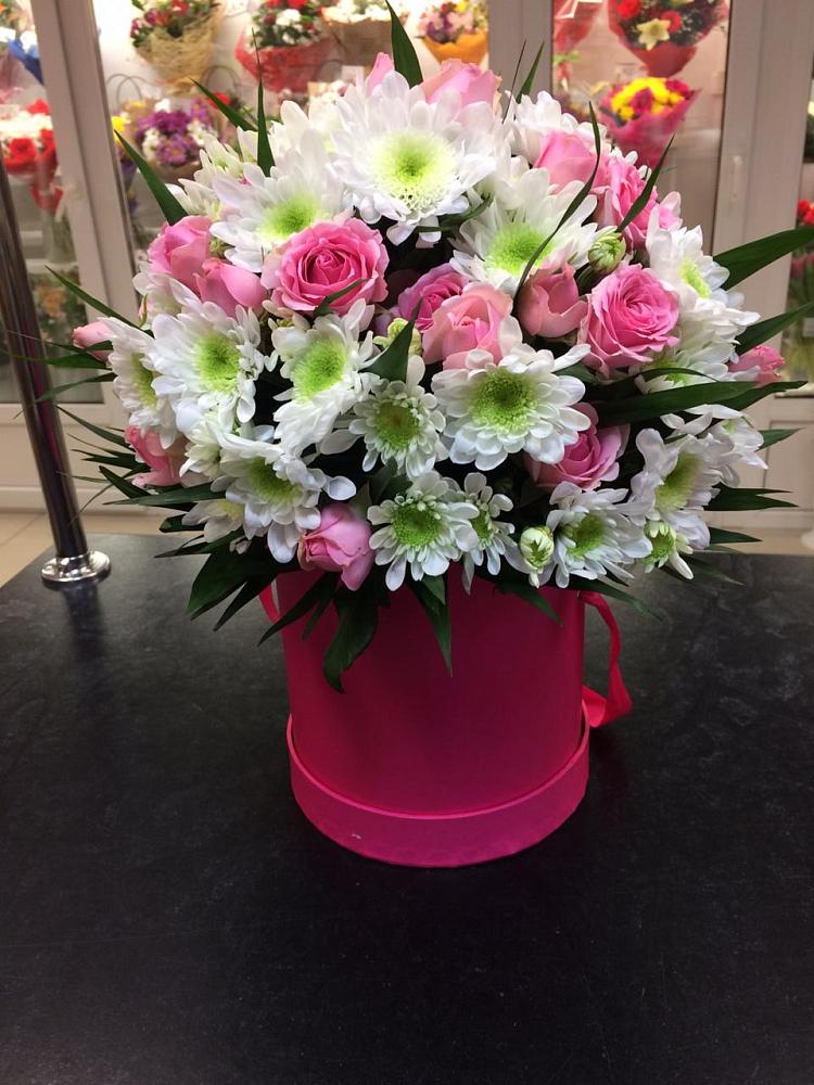 Цветочная композиция из Розы и Хризантемы в шляпной коробке в Рождествено