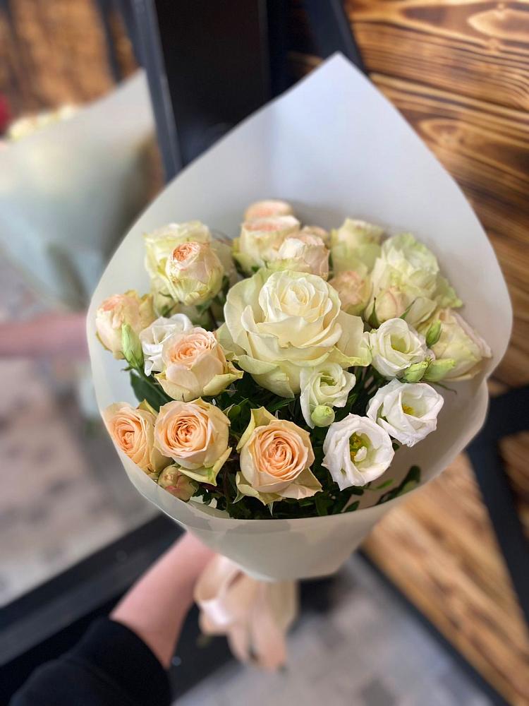 Букет цветов из: Розы и Лизиантусы в Рождествено